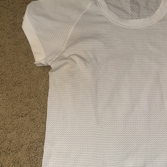 Size 4 White Lululemon Swiftly Tech Short-Sleeve Shirt - Picture 4 of 5